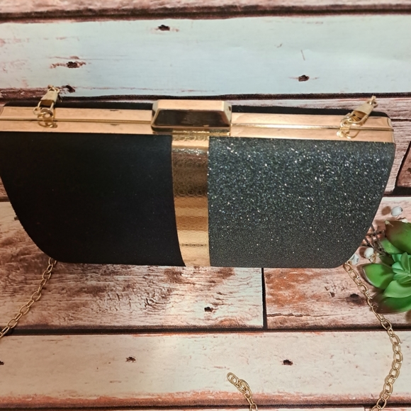 Gorgeous black evening bag with gold details - Picture 6 of 16